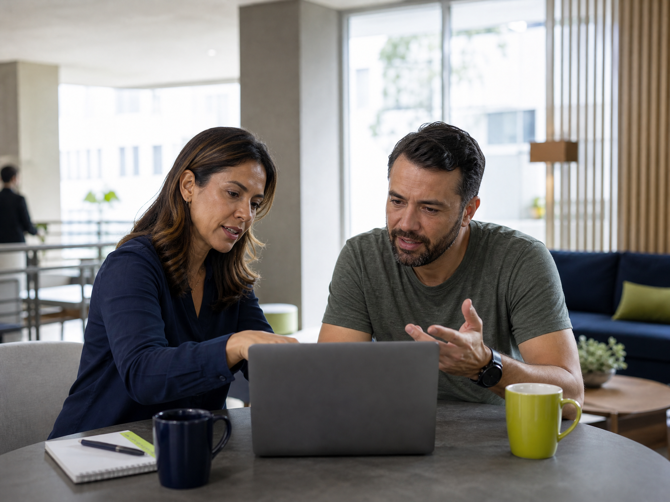 Duas pessoas analisando informações em um laptop